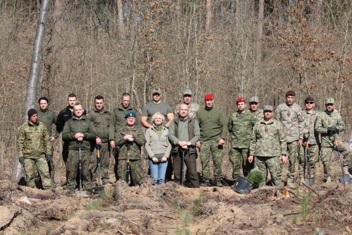 Uczestnicy akcji sadzenia lasu na terenie Leśnictwa Wilczy Las